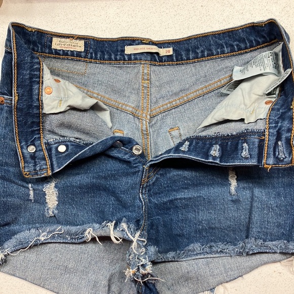 Levi’s Ribcage High Rise Distressed Short - Picture 7 of 9